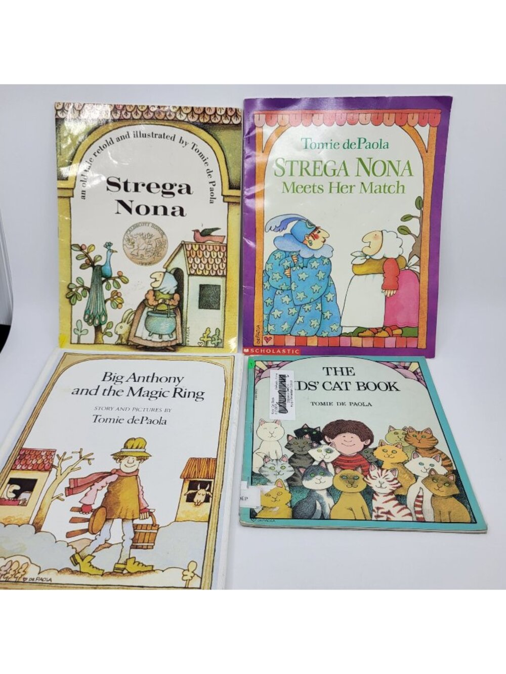 TOMIE DE PAOLA Lot of Children's Books - BK064